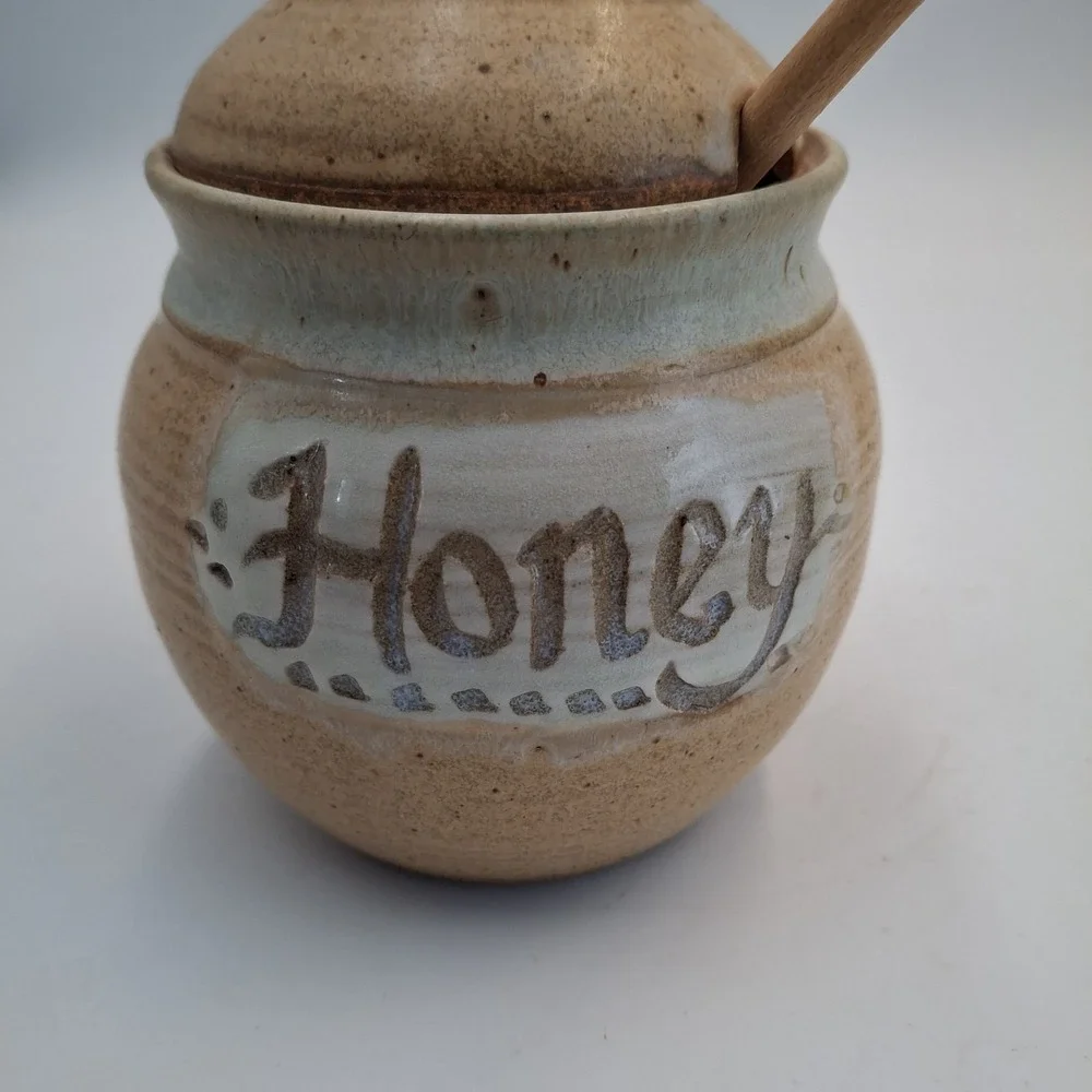 Vintage Linda Wieck 1985 Ceramic Honey Pot Jar Lid Dipper Bee Figurine Stoneware